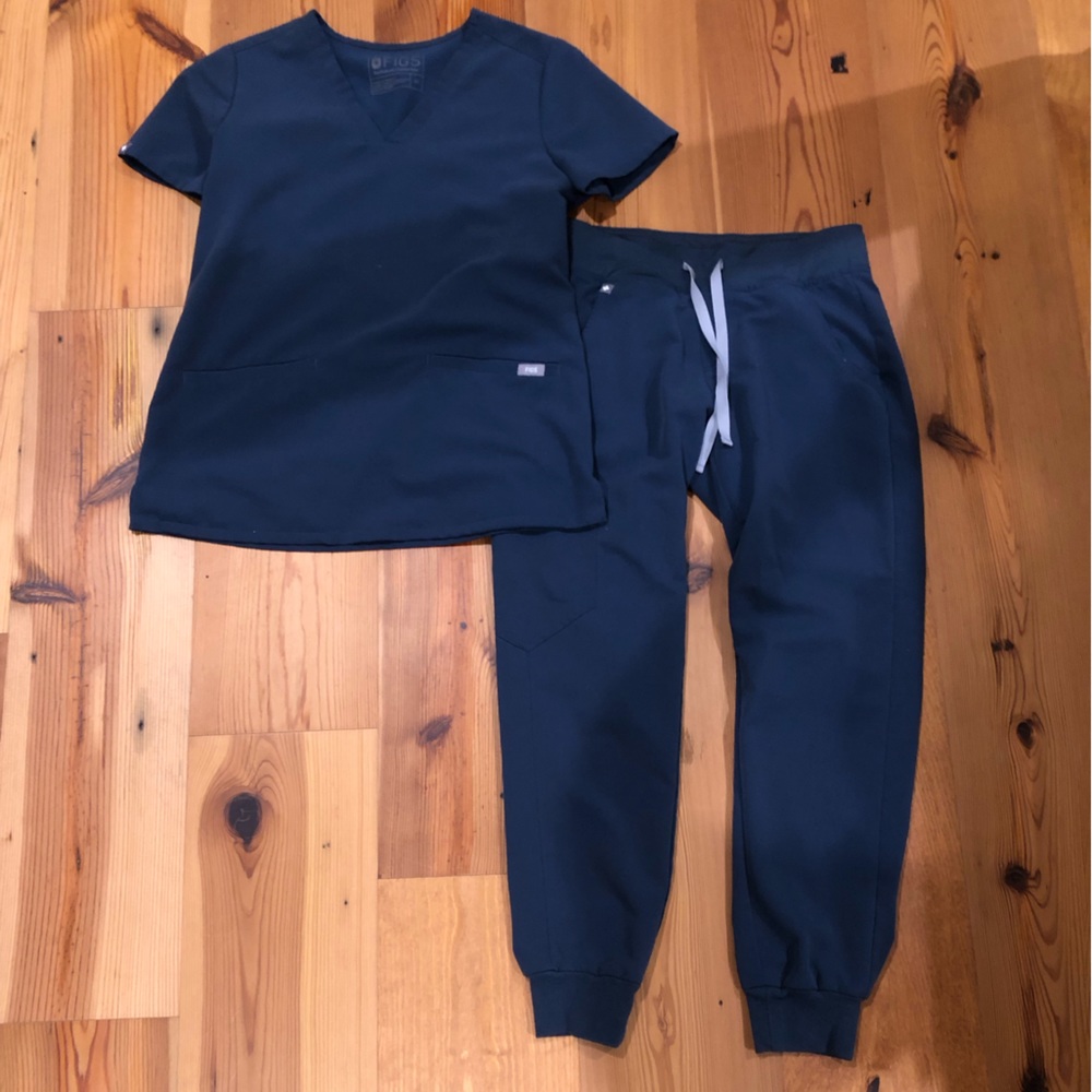 Figs Casma top (XS) and Zamora Joggers (XSP) in “Dark Harbor”.